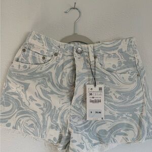 Zara Women's Cream and Blue Swirl Shorts
